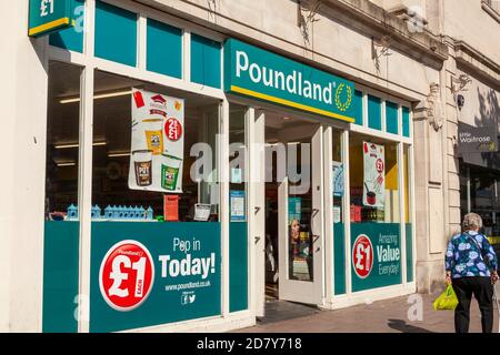 Cardiff, Galles, Regno Unito, 14 settembre 2016 : cartello con il logo di Poundland all'esterno dell'entrata del loro negozio commerciale nel magazzino del centro città Foto Stock