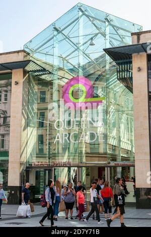 Cardiff, Wales, UK , 14 settembre 2016 : Queens Arcade shopping center Mall un punto vendita al dettaglio nel centro della città foto d'azione Foto Stock