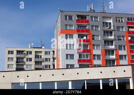 Tipica Repubblica Ceca casa edificio immobiliare dal 80s appartamenti in ceco Foto Stock