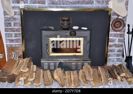 Un inserto in legno nero e oro con legno davanti Foto Stock