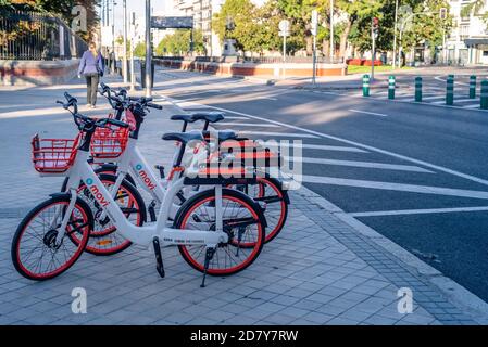 Madrid, Spagna - 3 ottobre 2020: Stazione di noleggio moto movi nel centro di Madrid. E' un servizio di trasporto pubblico per il noleggio di biciclette elettriche Foto Stock