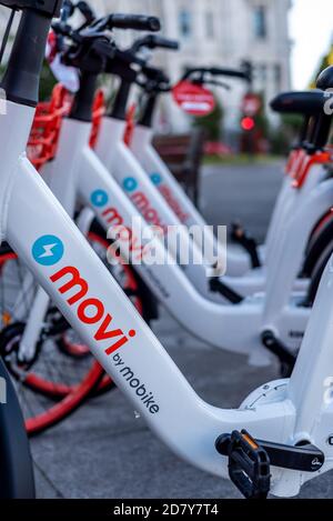 Madrid, Spagna - 3 ottobre 2020: Noleggio biciclette elettriche nel centro di Madrid. Movi in moto Foto Stock