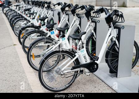 Madrid, Spagna - 4 ottobre 2020: Stazione di noleggio biciclette BiciMAD nel centro di Madrid. E' un servizio di trasporto pubblico per il noleggio di biciclette elettriche Foto Stock