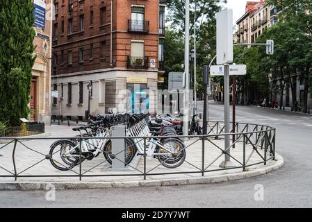 Madrid, Spagna - 4 ottobre 2020: Stazione di noleggio biciclette BiciMAD nel centro di Madrid. E' un servizio di trasporto pubblico per il noleggio di biciclette elettriche Foto Stock