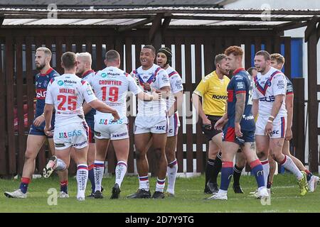 CELEBRAZIONE Reece Lyne (4) di Wakefield Trinity celebra il suo tentativo Foto Stock