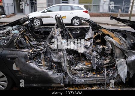 Auto Audi bruciata nel centro della città il 7 ottobre 2020 a Birmingham, Regno Unito. A Birmingham, è molto comune vedere il relitto di auto schiantate, abbandonate o bruciate, in quanto vi è un'abbondanza di furto di auto e di guida senza relitti, soprattutto durante la notte in cui le corse automobilistiche sono rife. Tra la gente del posto la città ha una reputazione di selvaggiina per le strade, dove la mancanza di polizia si traduce in una cultura di illegalità tra alcuni gruppi. Foto Stock