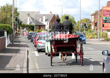 Ayr Rd, Prestwick, Ayrshire, Scozia, Regno Unito Cavallo e carrozza nel traffico Foto Stock