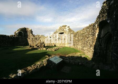 Loch Doon Castle, Dumfries & Galloway Scotland, Regno Unito. Il castello di Loch Doon fu costruito dai conti Bruce di Carrick alla fine del 1200s. Potrebbe essere stato costruito da Robert the Bruce stesso, ma è più probabile che sia stato costruito da suo padre, chiamato anche Robert. La maggior parte del castello fu attentamente smantellato, pietra per pietra, e il cazzare vestito ricostruito sulla terraferma nel 1935. Ciò è stato fatto per preservare la sua parete di tenda fine ed inusuale dai livelli crescenti dell'acqua causati dallo schema idroelettrico. Foto Stock