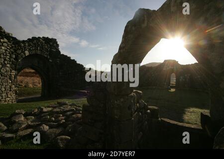 Loch Doon Castle, Dumfries & Galloway Scotland, Regno Unito. Il castello di Loch Doon fu costruito dai conti Bruce di Carrick alla fine del 1200s. Potrebbe essere stato costruito da Robert the Bruce stesso, ma è più probabile che sia stato costruito da suo padre, chiamato anche Robert. La maggior parte del castello fu attentamente smantellato, pietra per pietra, e il cazzare vestito ricostruito sulla terraferma nel 1935. Ciò è stato fatto per preservare la sua parete di tenda fine ed inusuale dai livelli crescenti dell'acqua causati dallo schema idroelettrico. Foto Stock