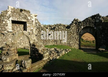 Loch Doon Castle, Dumfries & Galloway Scotland, Regno Unito. Il castello di Loch Doon fu costruito dai conti Bruce di Carrick alla fine del 1200s. Potrebbe essere stato costruito da Robert the Bruce stesso, ma è più probabile che sia stato costruito da suo padre, chiamato anche Robert. La maggior parte del castello fu attentamente smantellato, pietra per pietra, e il cazzare vestito ricostruito sulla terraferma nel 1935. Ciò è stato fatto per preservare la sua parete di tenda fine ed inusuale dai livelli crescenti dell'acqua causati dallo schema idroelettrico. Foto Stock