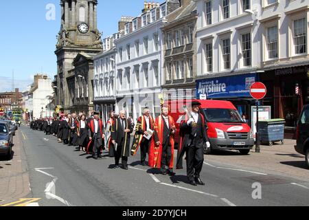 Ayr, Ayrshire, Scozia, Regno Unito. L'Università dell'Ovest della Scozia (UWS) si è laureata in processione fino a Sandgate Ayr dopo la cerimonia di laurea nel municipio Foto Stock