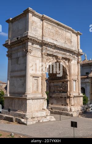 Arco di Tito (italiano: Arco di Tito; latino: Arcus Titi) a Roma, punto di riferimento della città costruita nel 81 d.C. dall'Imperatore Domiziano. Foto Stock