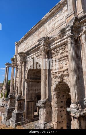 Arco di Settimio Severo a Roma, Italia, arco trionfale al Forum Romanum costruito nel 203 d.C. Foto Stock