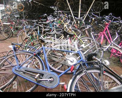 Parcheggio pubblico per biciclette, stazione centrale di Groningen, Paesi Bassi Foto Stock