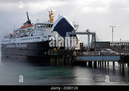 Caledonian MacBrayne Ferry sbarcare le auto a Craignure, Isola di Mull, Scozia. Foto Stock