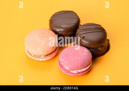 Closeup di amaretti e torte brasiliane al miele su sfondo giallo. Foto Stock