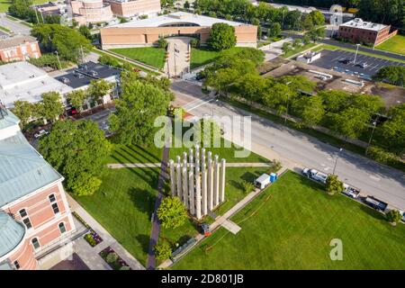 Limestone Pillars, Bartholomew County Veteran's Memorial, di Maryann Thompson Architects, 1997, Columbus, Indiana, USA Foto Stock