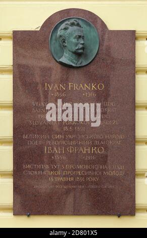 Lapide commemorativa dedicata al poeta ucraino Ivan Franko sul palazzo Žofín sull'isola slavonica (Slovanský ostrov) a Praga, Repubblica Ceca. Ivan Franko ha pronunciato un discorso nel Palazzo di Žofín il 18 maggio 1891 sul Congresso dei giovani Slavi progressisti. La targa è stata installata nel 1956. Foto Stock