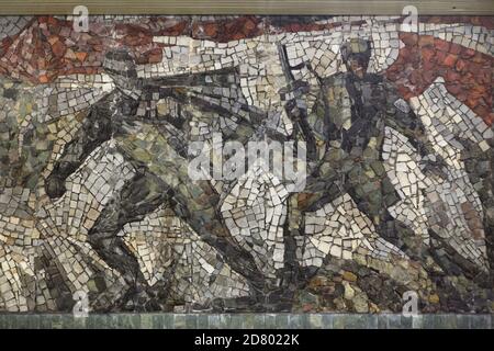 Battaglia di Sokolovo raffigurata nel mosaico di pietra degli artisti cecoslovacchi Sauro Ballardini e Oldřich Oplt (1974) nella sala d'ingresso della stazione Florenc della metropolitana di Praga, Repubblica Ceca. La battaglia di Sokolovo (Bitva u Sokolova) nel marzo 1943 fu il primo impegno delle forze cecoslovacche sul fronte orientale durante la seconda guerra mondiale La stazione Florenc fu precedentemente chiamata stazione di Sokolovská dopo la battaglia. La stazione stessa è stata progettata dall'architetto cecoslovacco Vladimír Uhlíř. Foto Stock