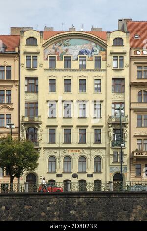 Casa della Società del coro di Hlahol sull'argine del fiume Moldava a Nové Město (Città Nuova) a Praga, Repubblica Ceca. L'edificio in stile Liberty, progettato dagli architetti cechi František Schlaffer e Josef Fanta, con decorazioni in stucco dello scultore ceco Josef Pekárek e mosaici del pittore ceco Karel Ludvík Klusáček, è stato costruito dal 1902 al 1905 in quello che oggi è conosciuto come Masarykovo Embankment. Foto Stock