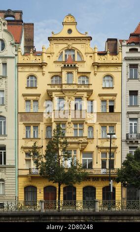 Art Nouveau Revenue House conosciuta come Riviera House sul lungofiume del fiume Moldava a Nové Město (Città Nuova) a Praga, Repubblica Ceca. L'edificio in stile liberty, progettato dall'architetto ceco Jan Brzák, con decorazioni in stucco degli scultori cechi Jindřich Čapek e Jaroslav Jindřich Vorel e decorazioni in graffito del pittore ceco Ladislav Novák, è stato costruito nel 1905 in quello che oggi è conosciuto come Masarykovo Embankment. Foto Stock