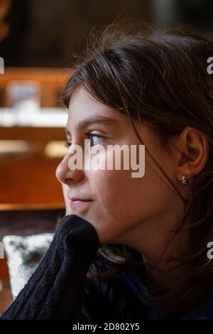 Giovane ragazza relax contemplazione concetto di tempo libero Foto Stock