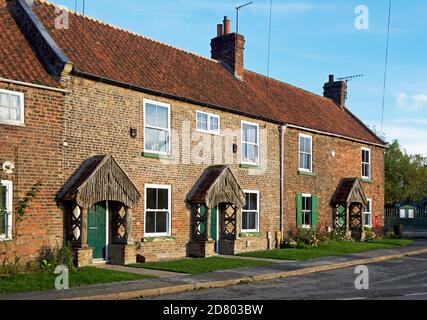 Il vecchio ufficio postale, e fila di case a schiera, nel villaggio di Brantingham, East Yorkshire, Inghilterra Regno Unito Foto Stock