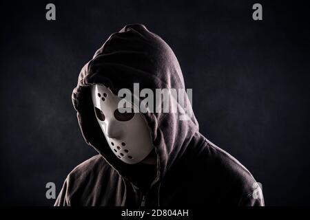 Maniaco con cappuccio o criminale in maschera Foto Stock