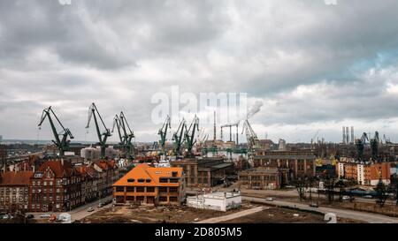 Vista delle gru nel cantiere di Gdańsk Foto Stock