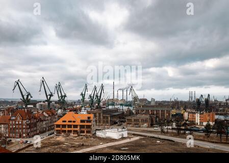 Vista delle gru nel cantiere di Gdańsk Foto Stock