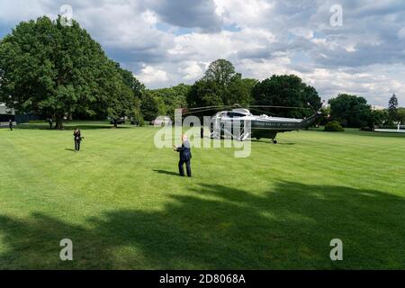 Il presidente degli Stati Uniti Donald Trump fa parte di Marine One sul prato sud della Casa Bianca a Washington, D.C., Stati Uniti, mercoledì 24 luglio 2019. Trump si recherà nella Virginia occidentale per una raccolta fondi prima di ritornare alla Casa Bianca questa sera. Credit: Alex Edelman/The Photo Access Foto Stock