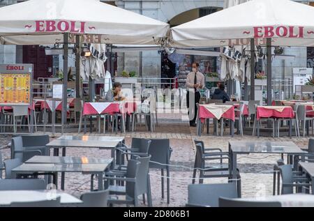 Berlino, 18 settembre. 26 Ottobre 2020. I clienti cenano in un ristorante in Plaza Mayor, in mezzo alla pandemia COVID-19 a Madrid, Spagna, 18 settembre 2020. PER ANDARE CON LE NOTIZIE DEL 26 OTTOBRE 2020. Credit: Meng Dingbo/Xinhua/Alamy Live News Foto Stock