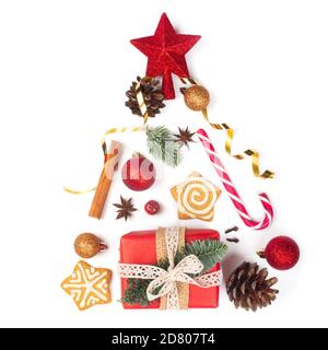Minimalistico Natale piatto laico abete albero di oggetti disegno vista dall'alto isolato su sfondo bianco. Concetto di nuovo anno. Foto Stock