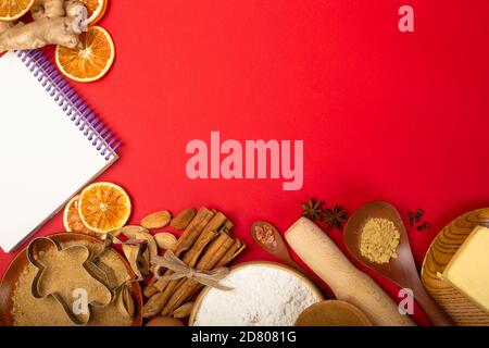 Biscotti natalizi con pan di zenzero cottura sfondo piatto Lay top template con spazio per la copia del testo. Utensili da cucina, spezie e ingredienti alimentari su Foto Stock