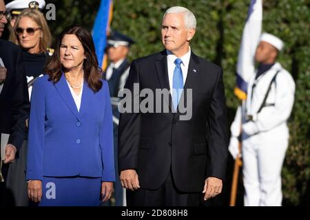 Il vice presidente degli Stati Uniti Mike Pence e la seconda signora Karen Pence guardano sopra durante la visita di stato del primo ministro australiano Scott Morrison e della sua moglie Jenny come la conduzione di una visita ufficiale di stato alla Casa Bianca il 9 settembre 2019 a Washington, D.C. accreditamento: Alex Edelman/l'accesso della foto Foto Stock