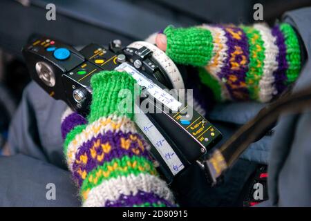 Le mani maschili trattengono il sistema di messa a fuoco di follow-focus wireless durante il processo di ripresa. Foto Stock