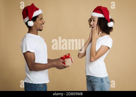 Rimani a casa e festeggia il Capodanno e il Natale insieme Foto Stock