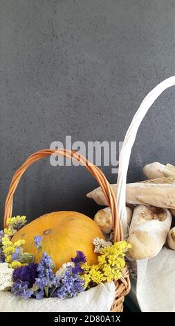 Autunno ancora vita. Cartolina per Halloween. Zucca su sfondo scuro Foto Stock