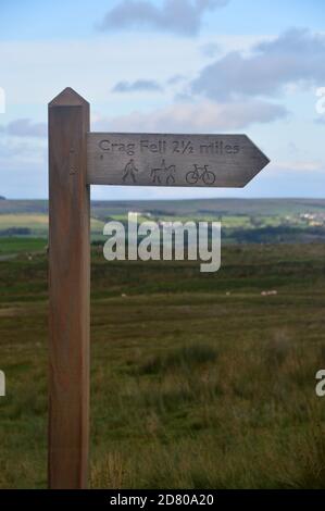 Il cartellonistica in legno per il Wainwright Crag cadde su Moss Scaly a Kinnisdale, Lake District National Park, Cumbria, Inghilterra, Regno Unito. Foto Stock