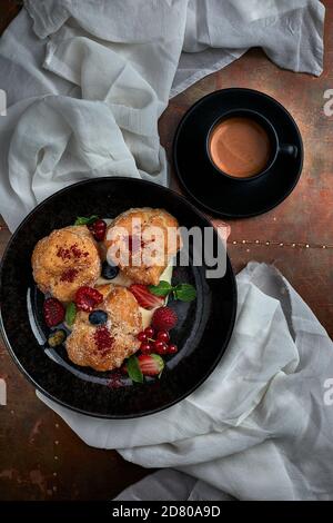 Fritelle dolci tradizionali per la colazione a Venezia. Dolci italiani Foto Stock