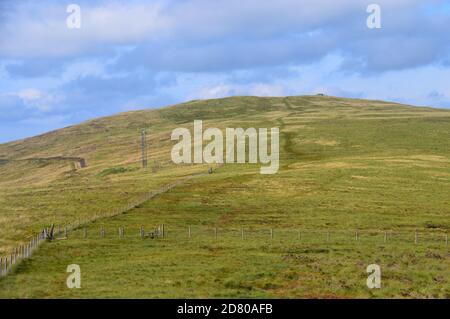 The Path to the Wainwright 'Grike' from the radio Transmitter at the col with 'Crag Fell' Lake District National Park, Cumbria, England, UK. Foto Stock