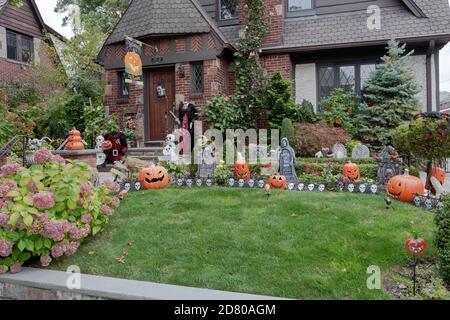 Elaborate decorazioni di Halloween sul prato di una casa privata a Flushing, Queens, New York City. Foto Stock