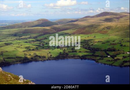 Guardando ad ovest sull'acqua di Ennerdale verso le Lamplud Fells dal Summit del Parco Nazionale del Distretto dei Laghi di Wainwright 'Crag Fell', Cumbria, Inghilterra Foto Stock