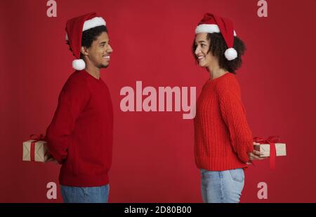 Scambiare regali e sorprese per Natale e Capodanno insieme Foto Stock