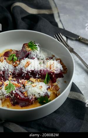 Manzo a strappo con barbabietole caramellate. Un piatto per un ristorante. Toni scuri Foto Stock