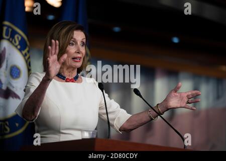 Il Presidente della Camera degli Stati Uniti Nancy Pelosi, un democratico della California, parla ai membri dei media durante la sua conferenza settimanale di notizie a Washington, D.C., Stati Uniti, giovedì 26 settembre 2019. Pelosi ha ribadito le ragioni per cui i democratici alla Camera hanno iniziato il processo di impeachment contro il presidente Donald Trump. Credit: Alex Edelman/The Photo Access Foto Stock