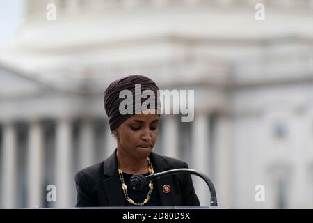 Il rappresentante Ilhan Omar, un democratico del Minnesota, parla durante un raduno tenuto a sostegno dell'impeaching del presidente Donald Trump al di fuori del Campidoglio degli Stati Uniti a Washington, D.C., Stati Uniti, giovedì 26 settembre 2019. I democratici della casa hanno iniziato le audizioni formali di impeachment dopo un reclamo del whistleblower della Casa Bianca. Credit: Alex Edelman/The Photo Access Foto Stock