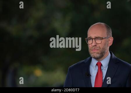 Russell Vought, direttore dell'Ufficio di Gestione e bilancio (OMB), parla durante un'intervista televisiva alla Casa Bianca a Washington, D.C., Stati Uniti, mercoledì 9 ottobre 2019. Vought ha ribadito che la Casa Bianca di Trump non sarà sotto pressione per cooperare con l’inchiesta sull’impeachment portata dal Congresso. Credit: Alex Edelman/The Photo Access Foto Stock