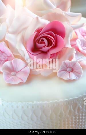 Decorazione di rosa di zucchero per una torta di nozze e spazio vuoto per il testo Foto Stock