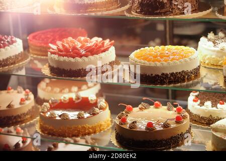 Vari tipi di torte in una pasticceria in vendita e spazio vuoto per il testo Foto Stock